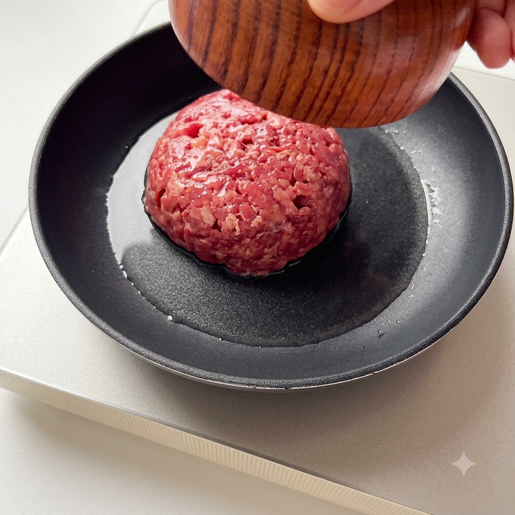Du bœuf haché ajouté dans une poêle chaude.