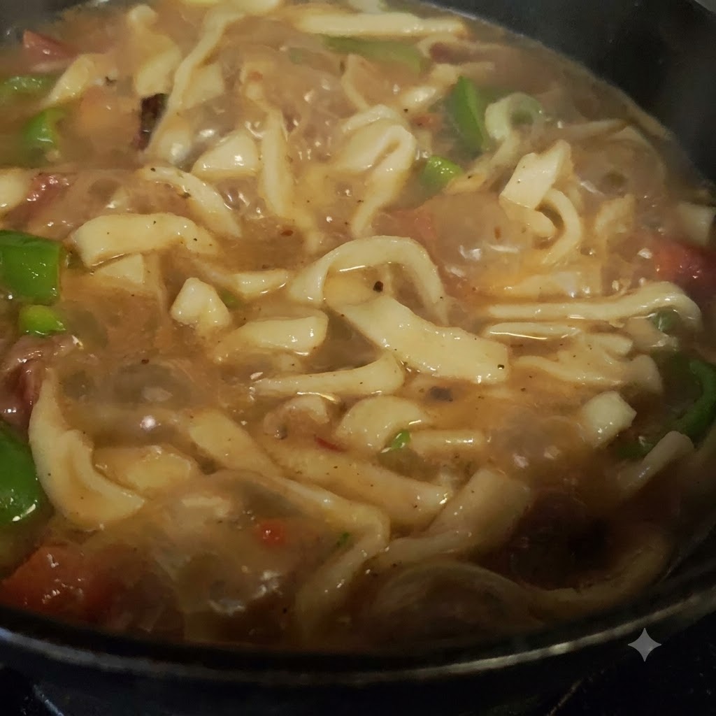 Poivrons verts frais et tomates mélangés avec la viande dans la marmite.