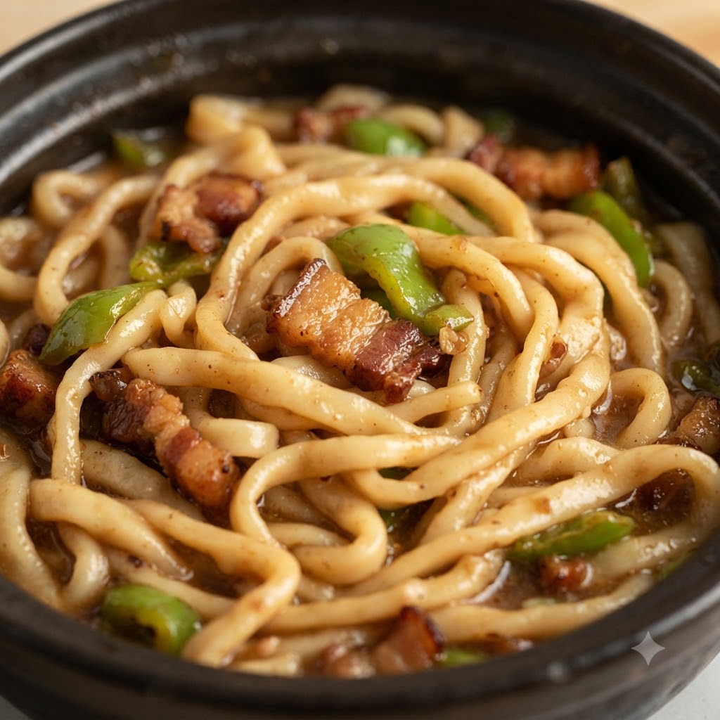 Bouillon assaisonné avec viande et légumes mijotant doucement dans une marmite.