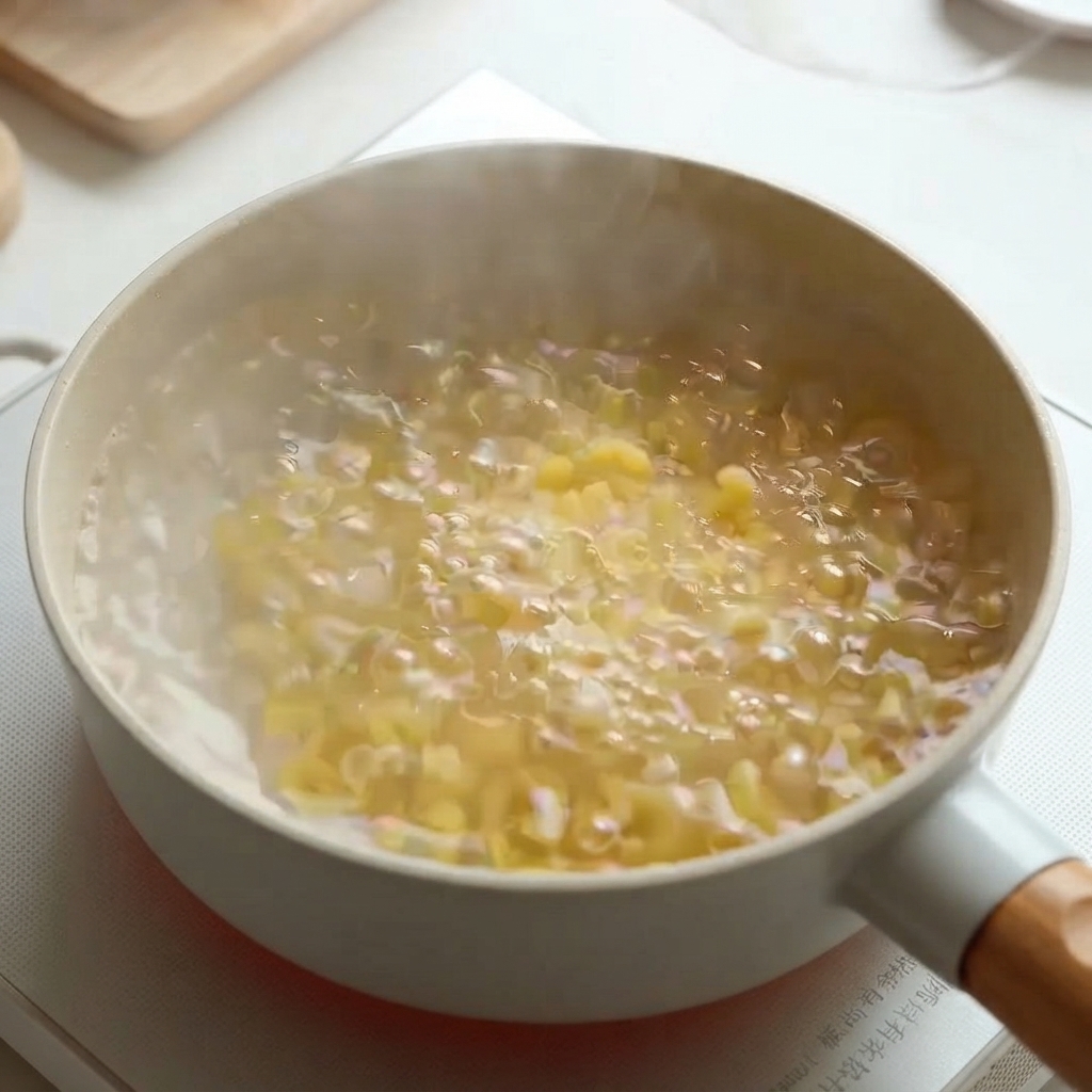 Des macaronis en train de bouillir dans une casserole deau chaude sur la cuisinière.