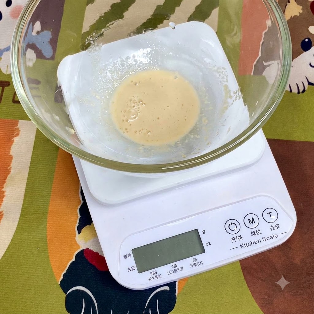 Ingrédients tels que la farine de blé, le sel et lhuile dolive mesurés dans un bol en verre reposant sur une balance de cuisine numérique.