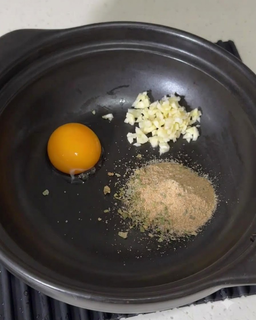 Mayonnaise pressée dune bouteille dans le mélange dassaisonnement à lintérieur de la casserole.