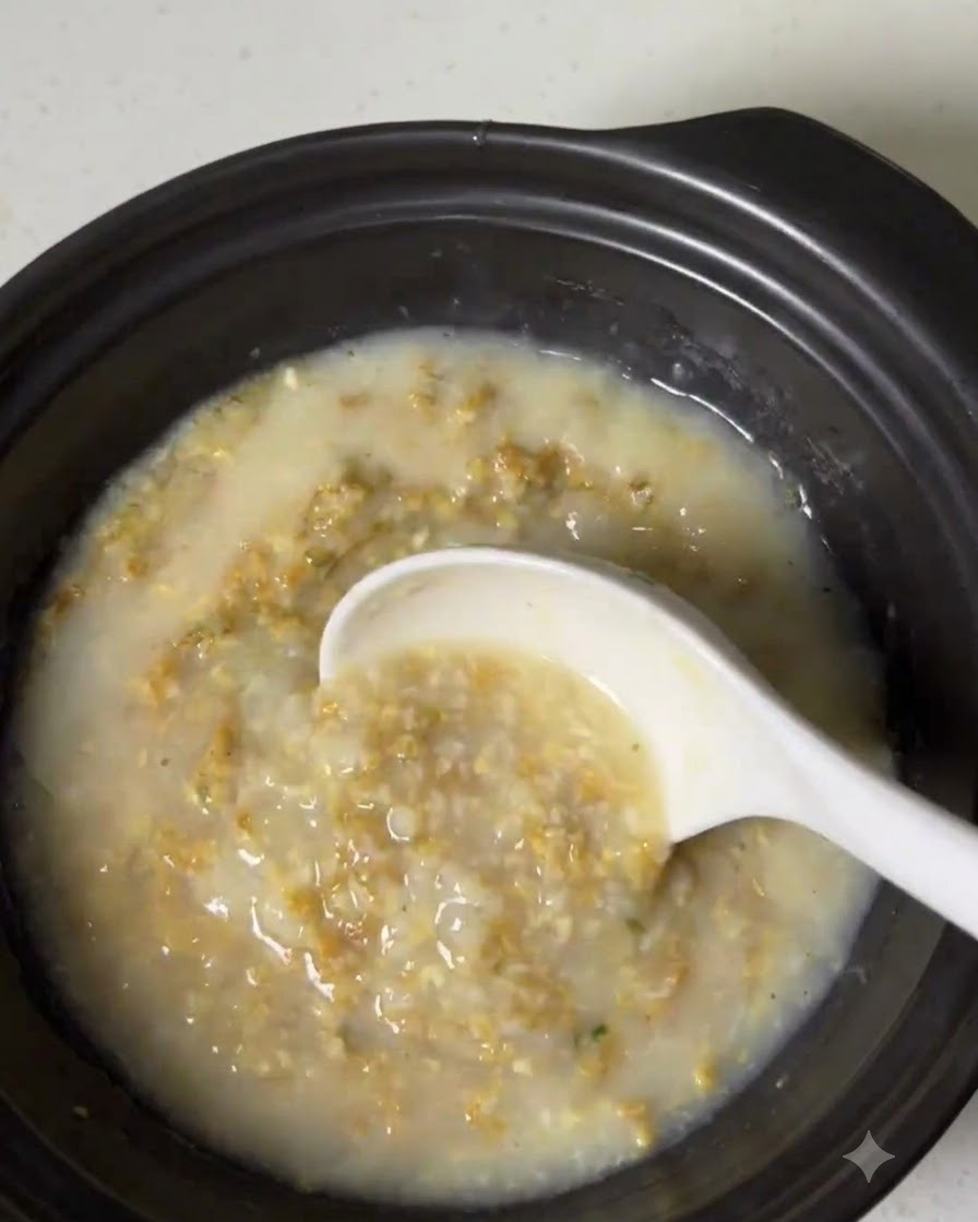 Un mélange de bouillon riche et crémeux remué à lintérieur de la casserole.