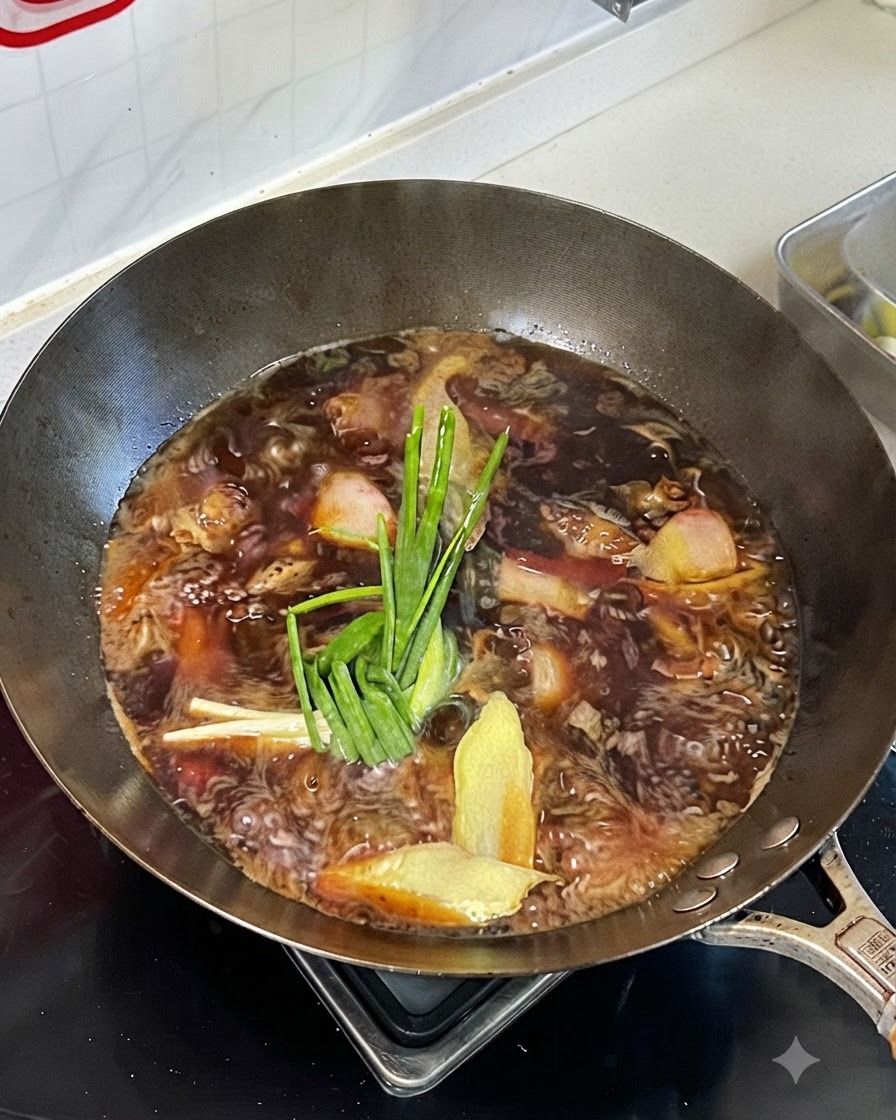 Liquide de braisage frémissant dans un wok avec de la ciboule, du gingembre et des épices sur le bœuf.