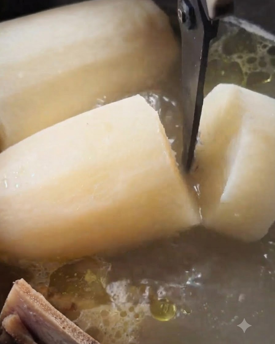 Des ciseaux de cuisine coupant un grand morceau ramolli de radis blanc à lintérieur dune casserole de soupe de bœuf frémissante.