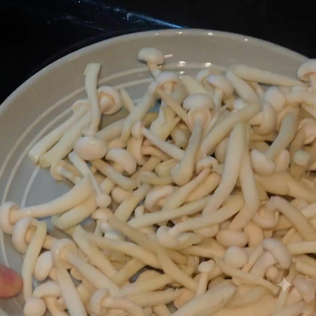 Champignons sur une assiette, prêts à être ajoutés au pot.