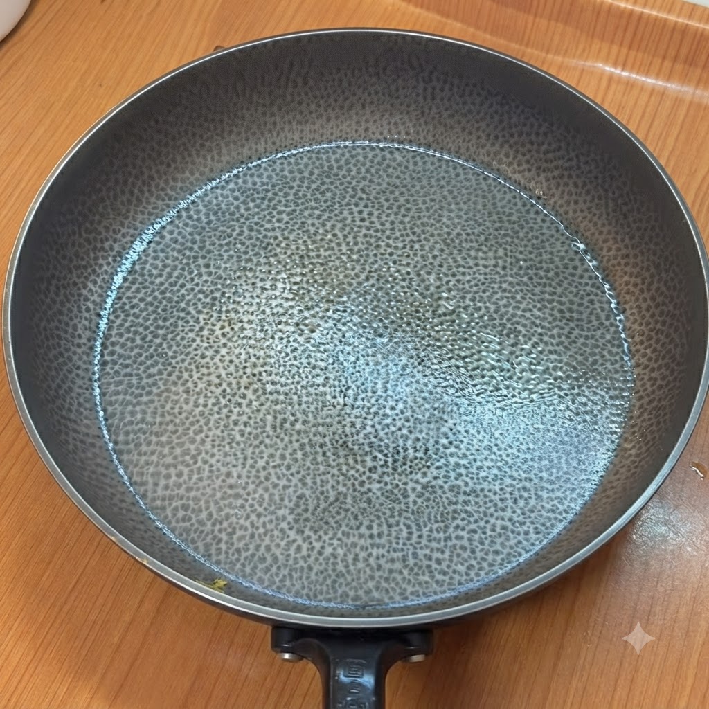 Une poêle à frire vide et chauffée avec une surface texturée sur un comptoir de cuisine.
