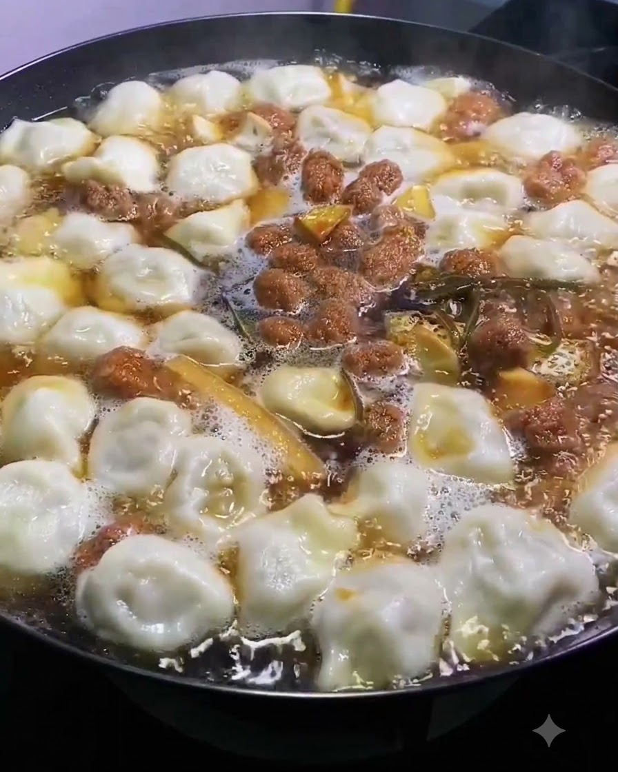 Sel saupoudré uniformément sur le dessus dune marmite bouillonnante de soupe et de raviolis.