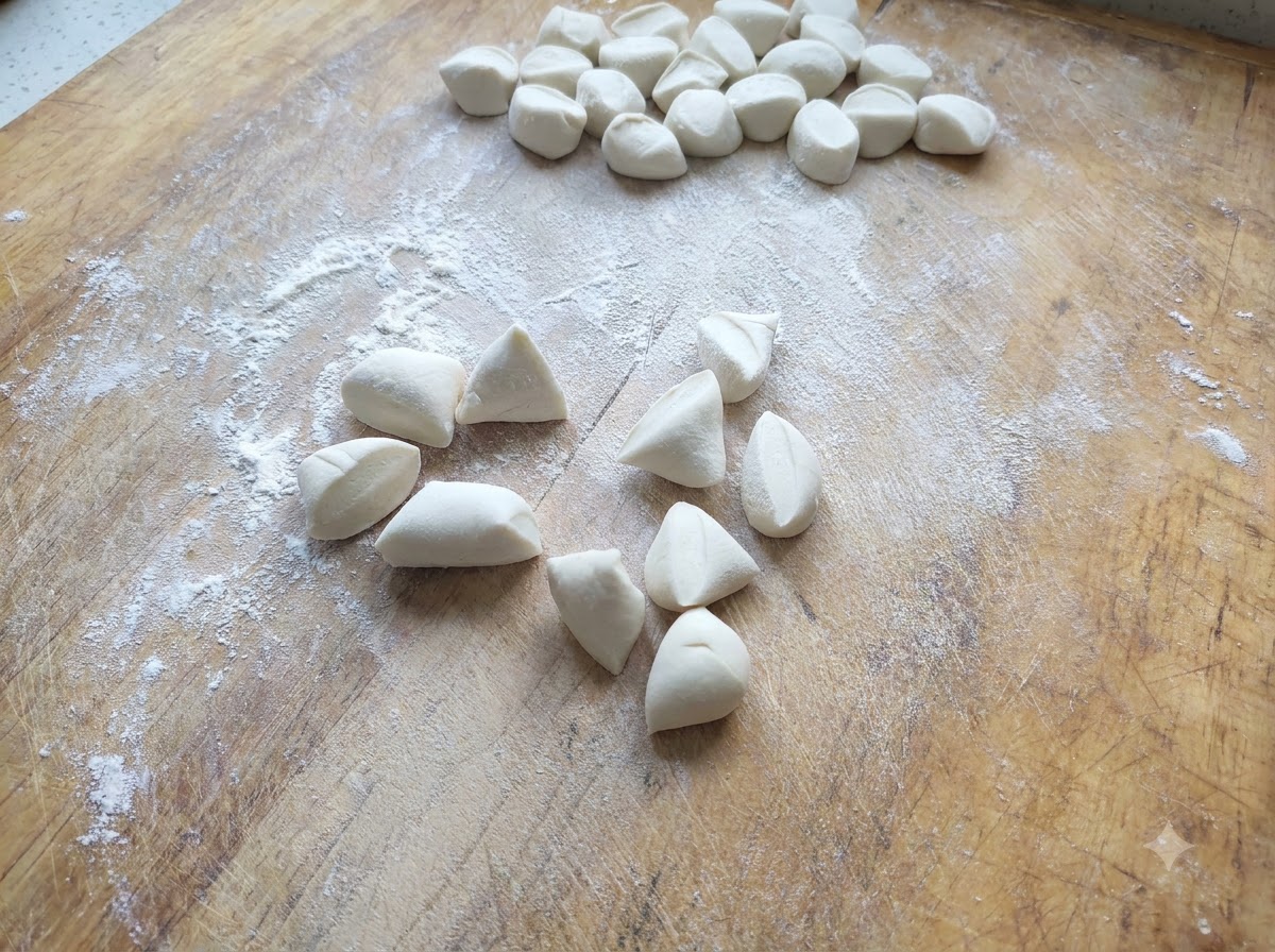De petits morceaux de pâte à raviolis blanche coupés et éparpillés sur une planche en bois farinée.