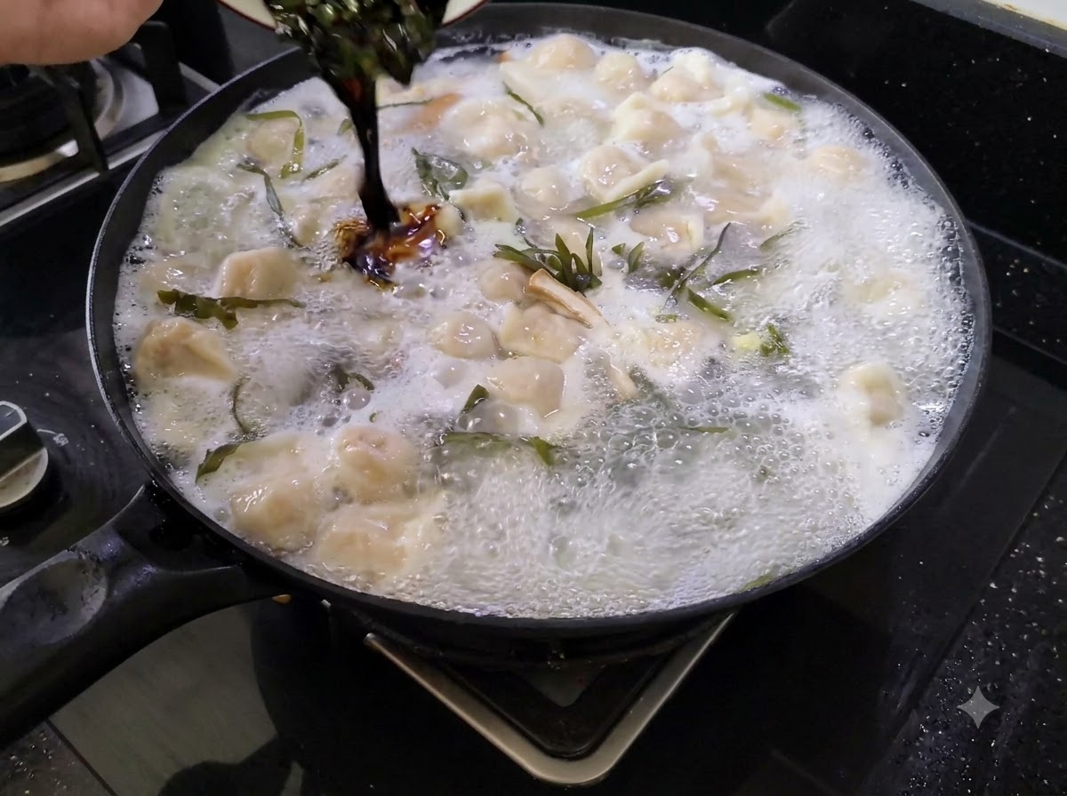 Une sauce dassaisonnement foncée versée dun petit plat dans une grande casserole de soupe de raviolis bouillante.