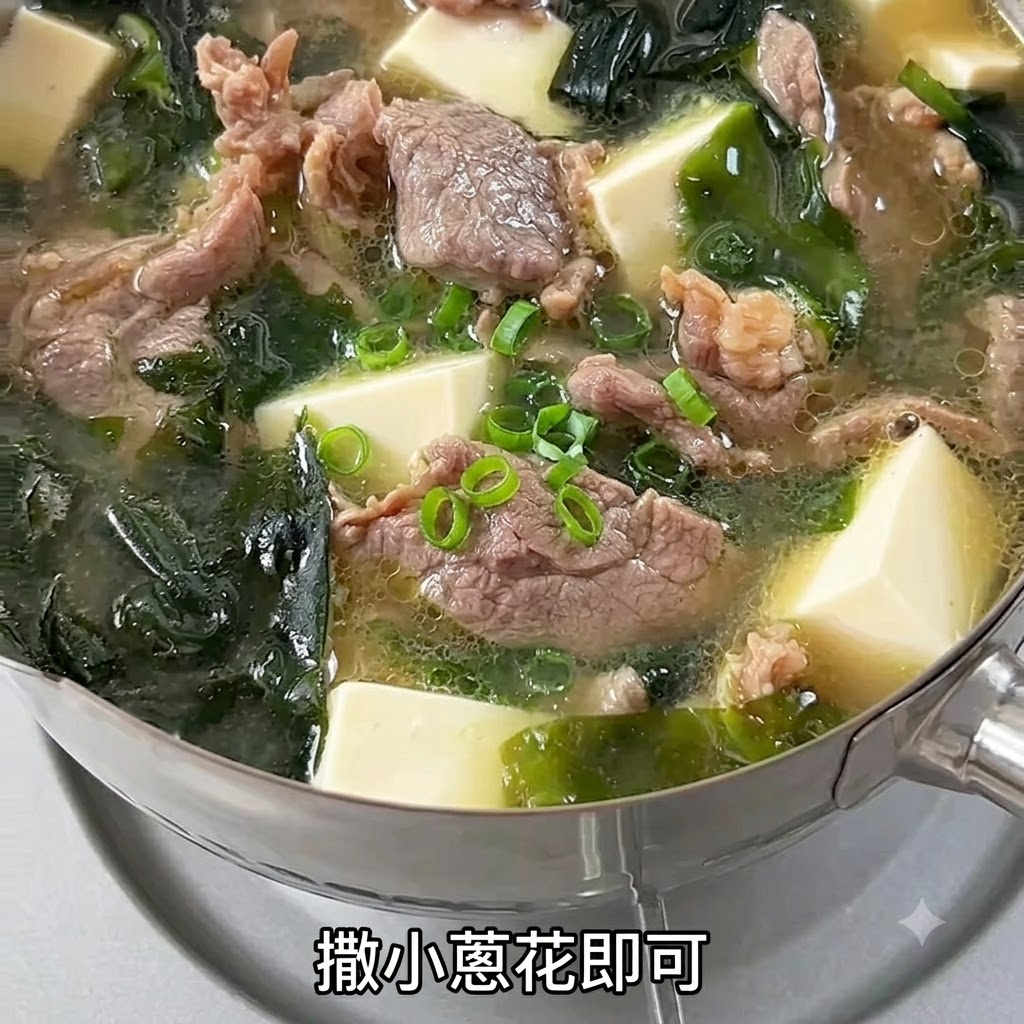 Oignons verts fraîchement hachés saupoudrés sur le dessus dun bol fumant de soupe au bœuf et au tofu.