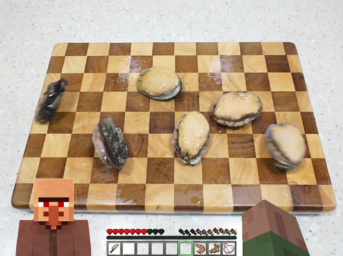 Des ormeaux frais disposés sur une planche à découper en bois que lon incise avec un couteau.