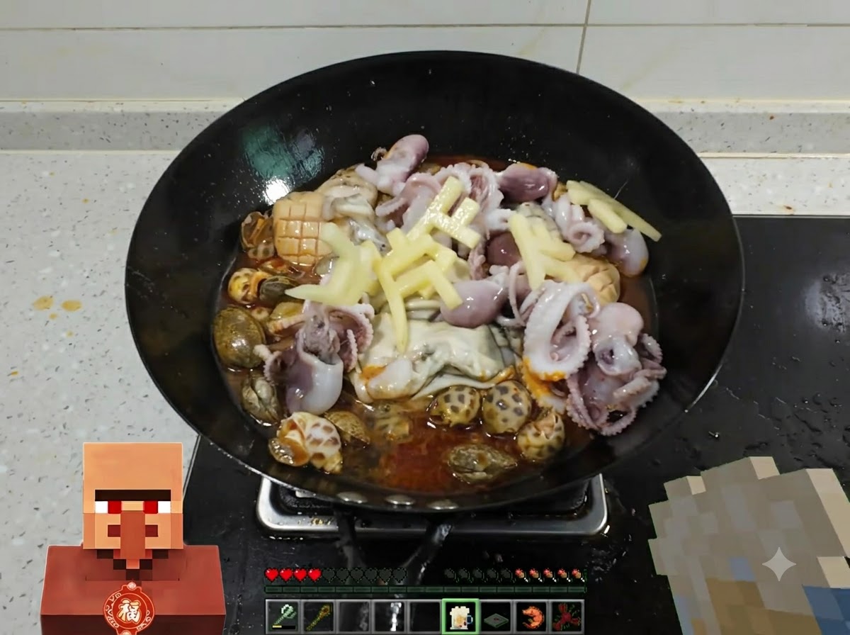 De la bière versée sur un mélange de fruits de mer et de tranches de pommes de terre mijotant dans un wok.