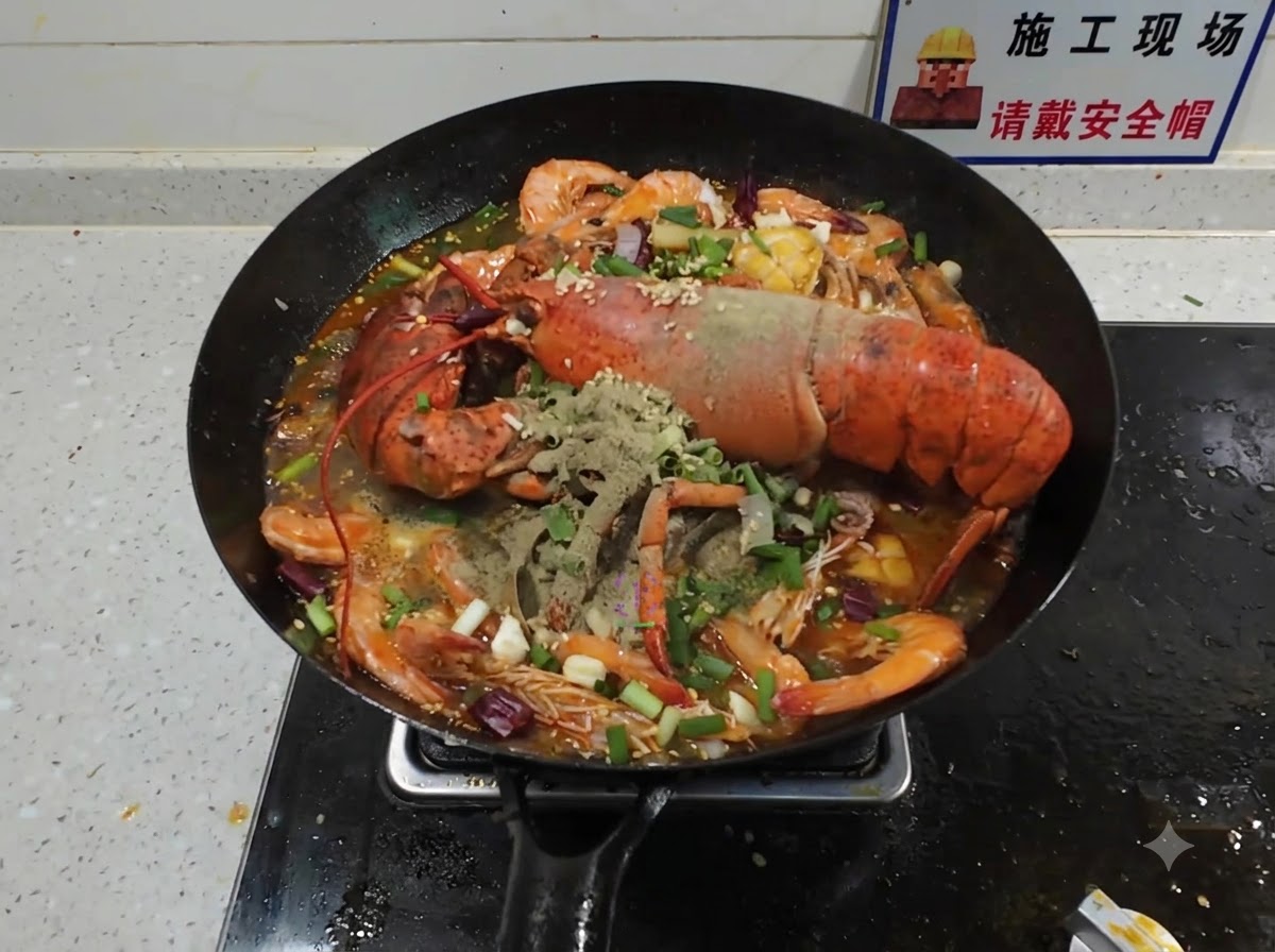 De lhuile très chaude versée sur des épices sèches et de la cébette disposées sur un plateau de fruits de mer cuits dans un wok.