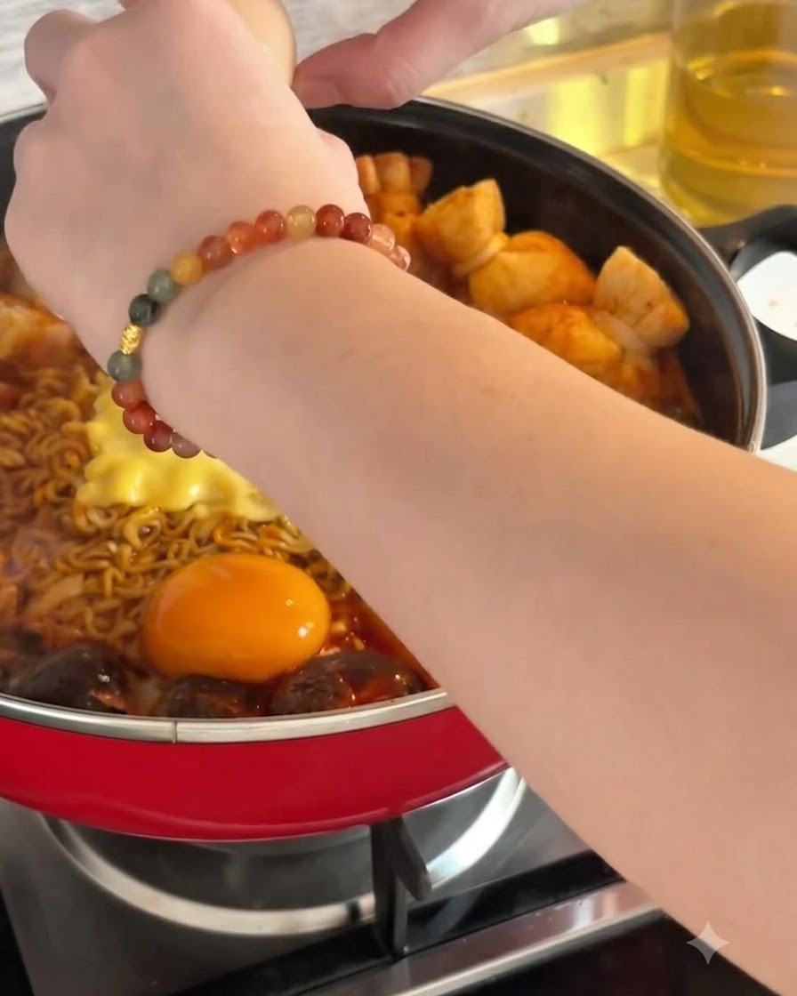 Un œuf cru cassé dans le bouillon chaud à côté des nouilles et du fromage.