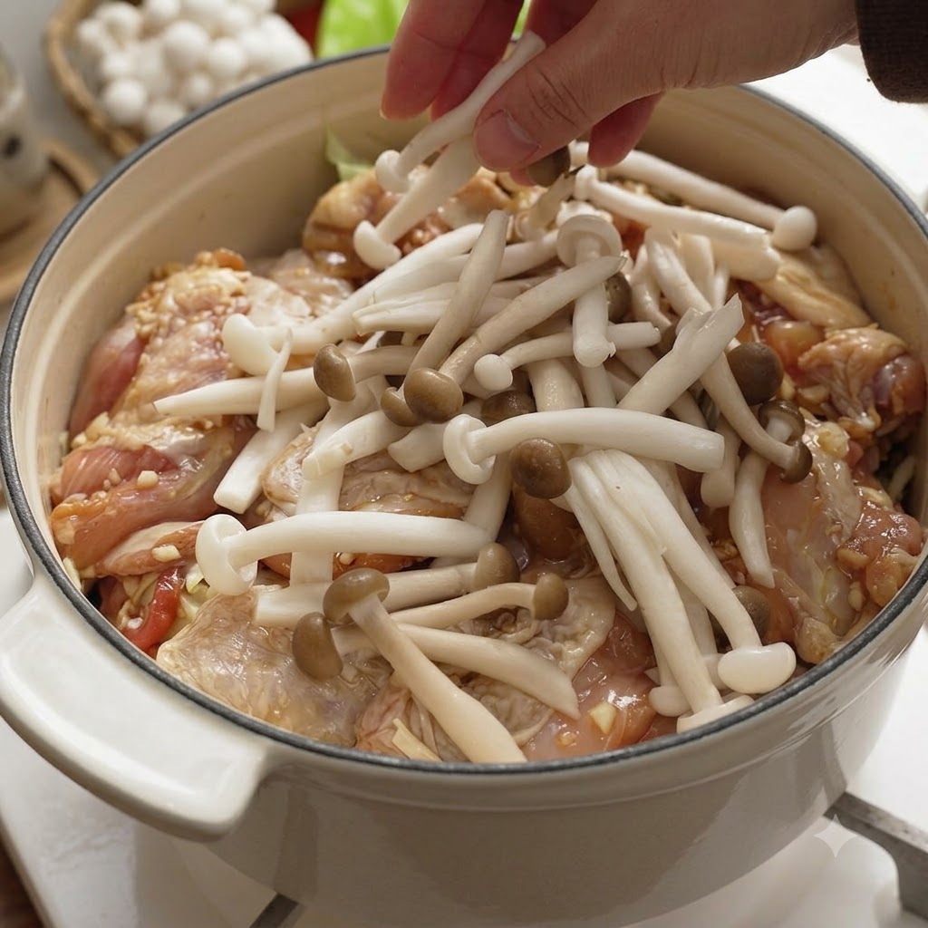 Des champignons shimeji frais et des shiitakes quadrillés en train dêtre disposés sur la couche de poulet dans la cocotte.