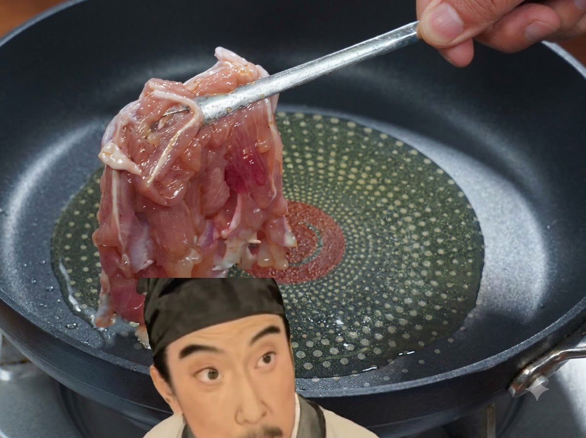 Un morceau de poulet mariné placé avec des pinces dans une poêle avec de lhuile chaude.