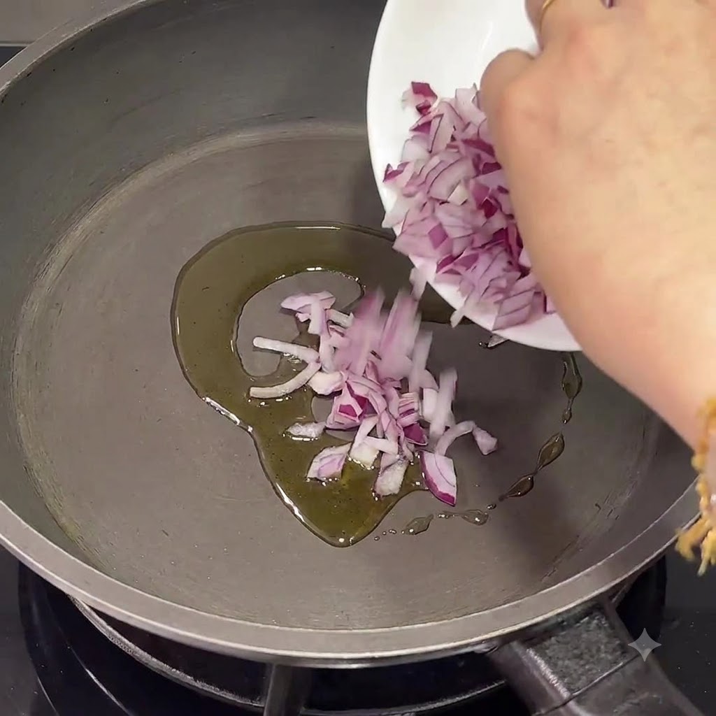 Des oignons rouges hachés versés dans une poêle avec de lhuile dolive chaude.