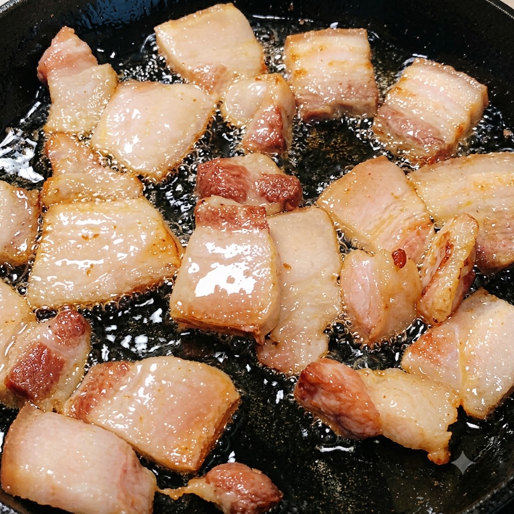 De fines tranches de porc maigre en train de frire et de dorer dans le wok avec la graisse fondue.
