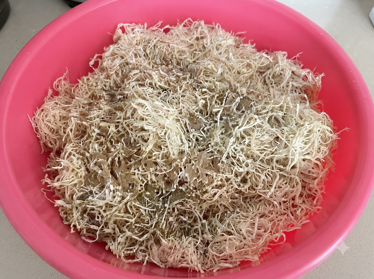 Épices, poudre de piment et farine de riz moulue reposant sur des lamelles de radis séché dans un bac rose.