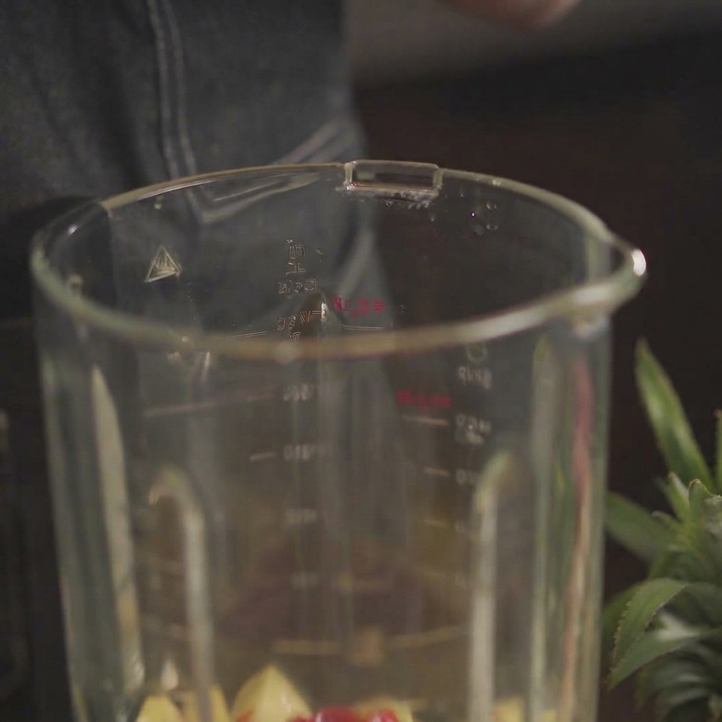Vinaigre de cidre et sauce soja versés dans le récipient en verre du blender.