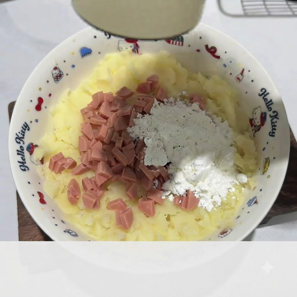 Main gantée pétrissant le mélange de pommes de terre, de jambon et damidon pour former une pâte à lintérieur du bol blanc.