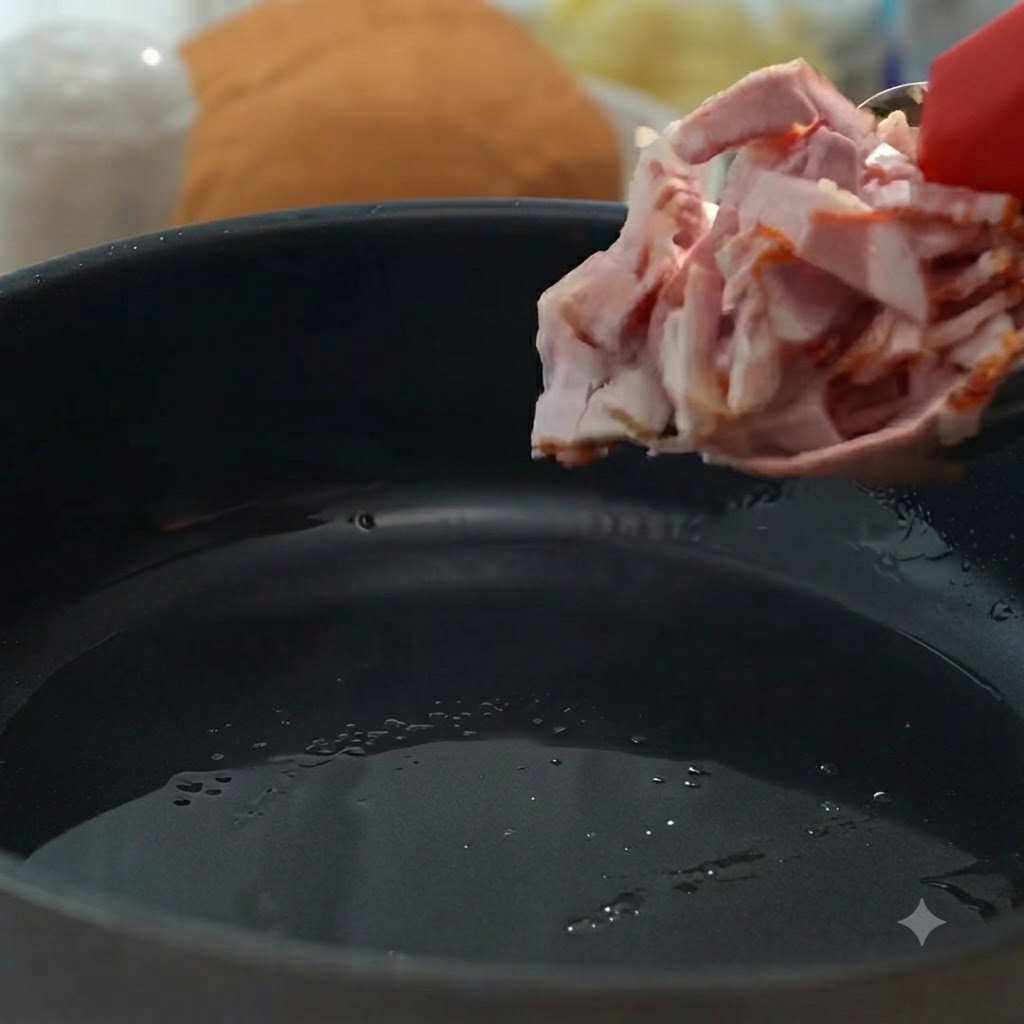 Des morceaux de bacon ajoutés dans une poêle pour être frits jusquà devenir croustillants et dorés.