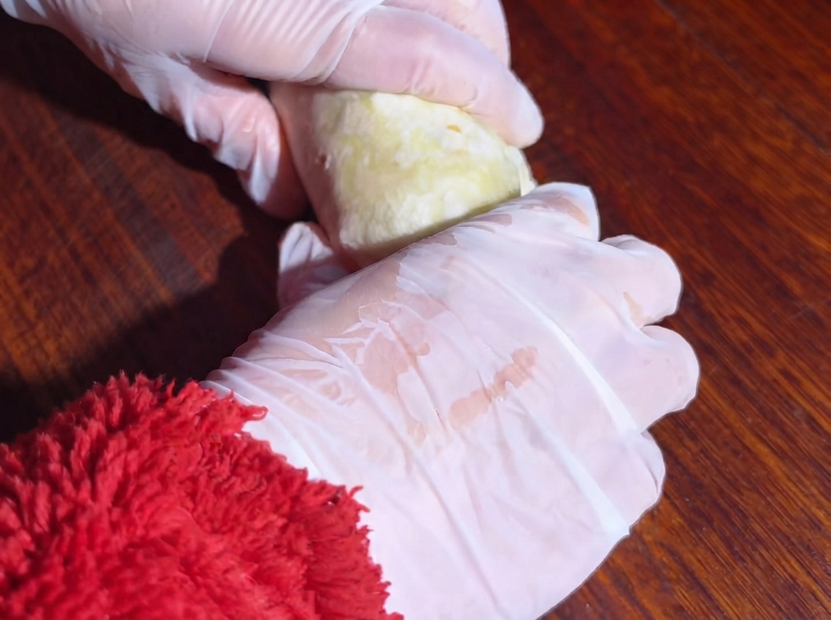 Des burritos roulés en train dêtre poêlés dans une poêle jusquà ce quils soient dorés.