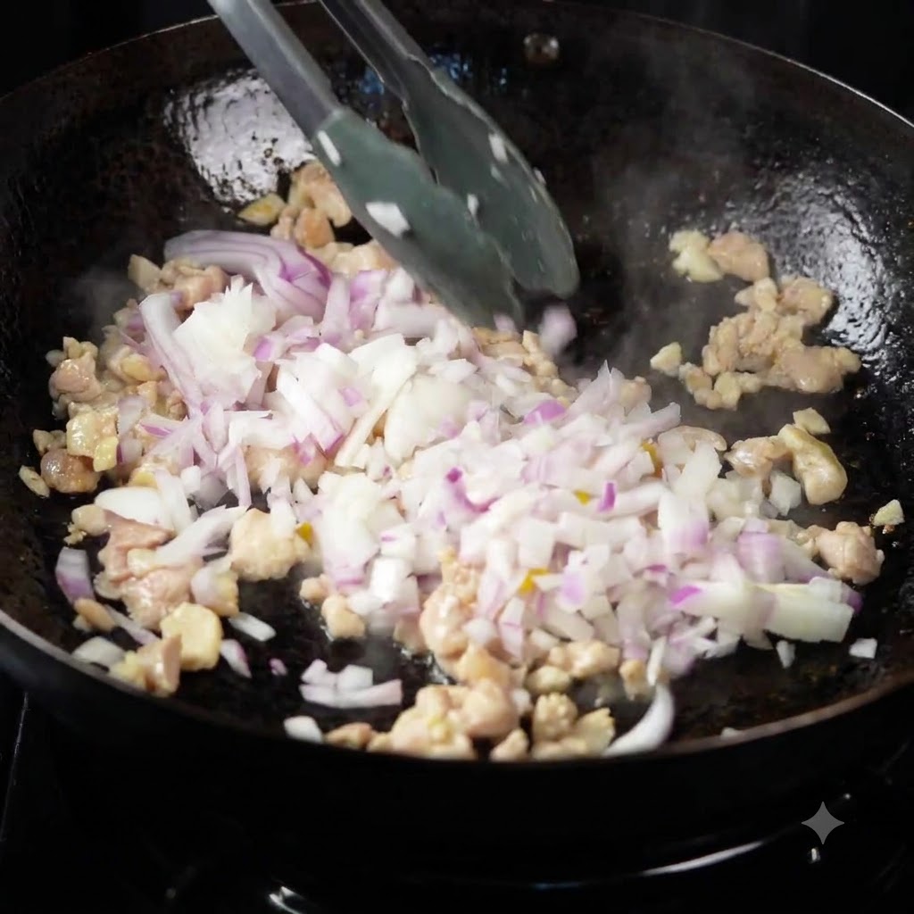 Des poivrons multicolores, des oignons et des courgettes ajoutés au poulet en train de sauter dans un wok.