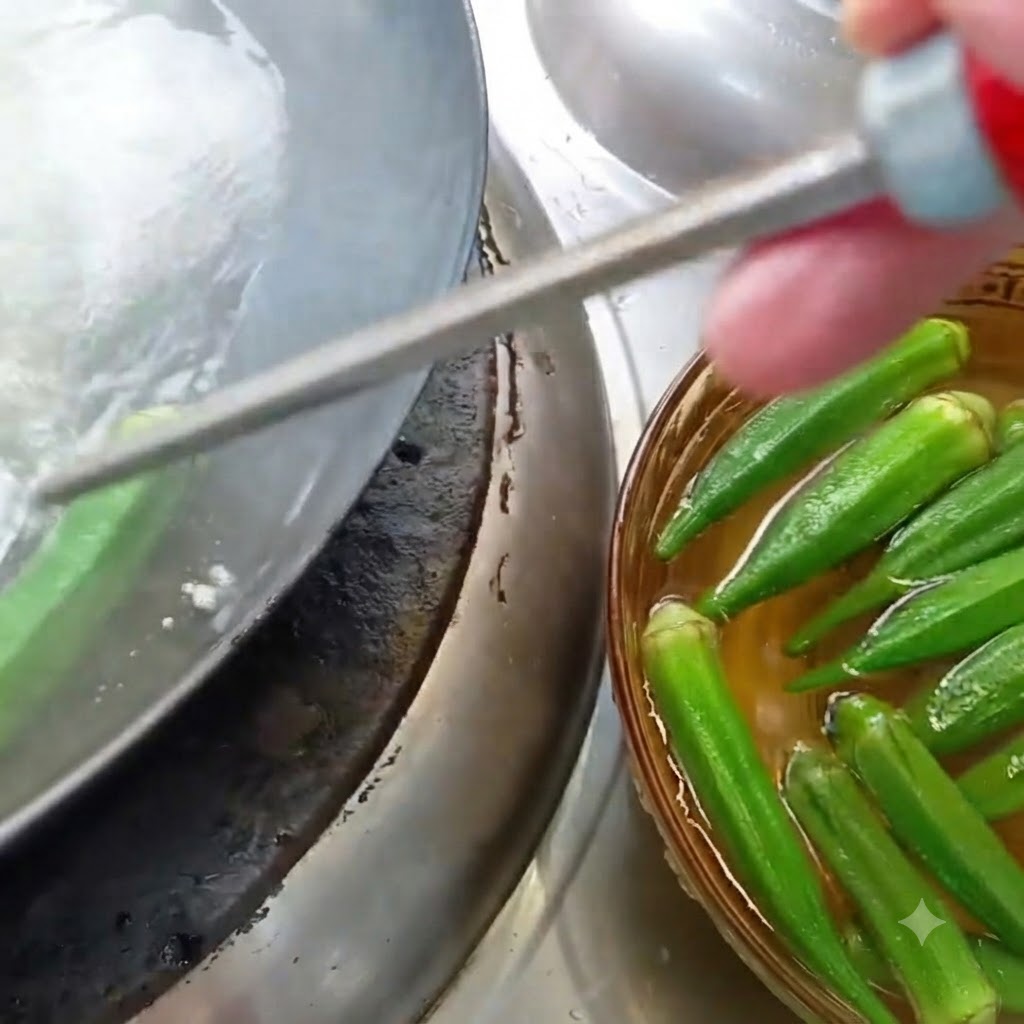 Gombos en train dêtre blanchis dans une casserole deau bouillante à côté dun bol de gombos trempés.