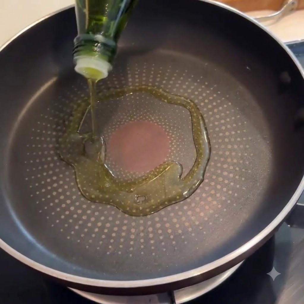 Lard grésillant dans une poêle avec de lhuile dolive au fond.