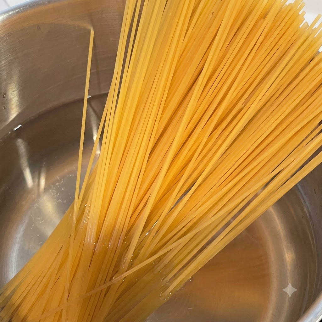 Une botte de spaghettis secs au-dessus dune casserole deau bouillante fumante.