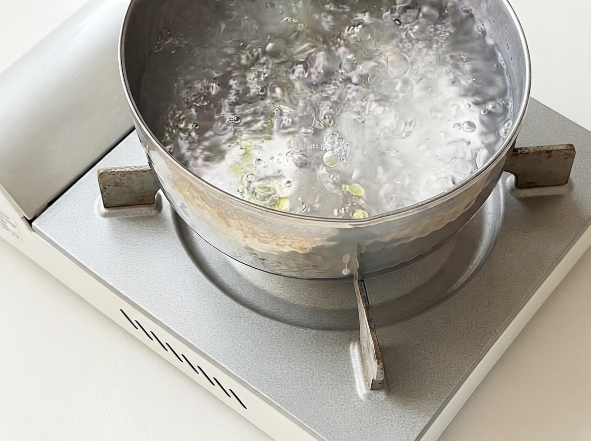 Des spaghetti cuisant dans une casserole deau bouillante.
