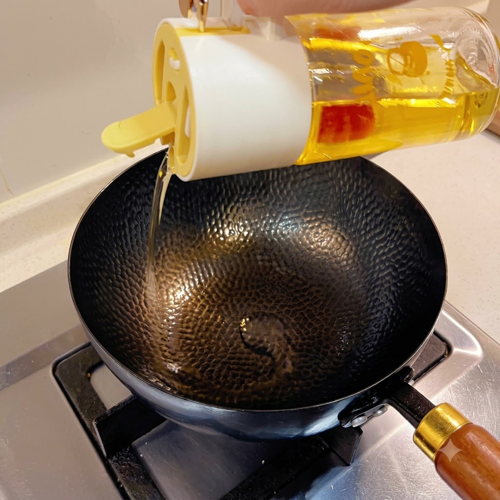 Huile de cuisson versée depuis un distributeur en verre dans un wok noir martelé sur une cuisinière.