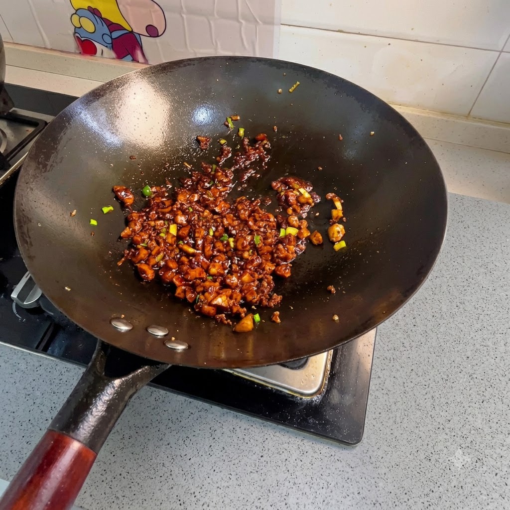Dés de carottes, de pommes de terre et cubes de tofu frits jetés dans le wok avec la viande hachée assaisonnée.