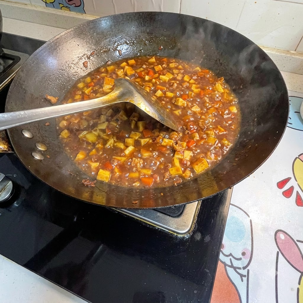 De leau damidon est incorporée à la sauce bouillonnante dans le wok pour lépaissir.