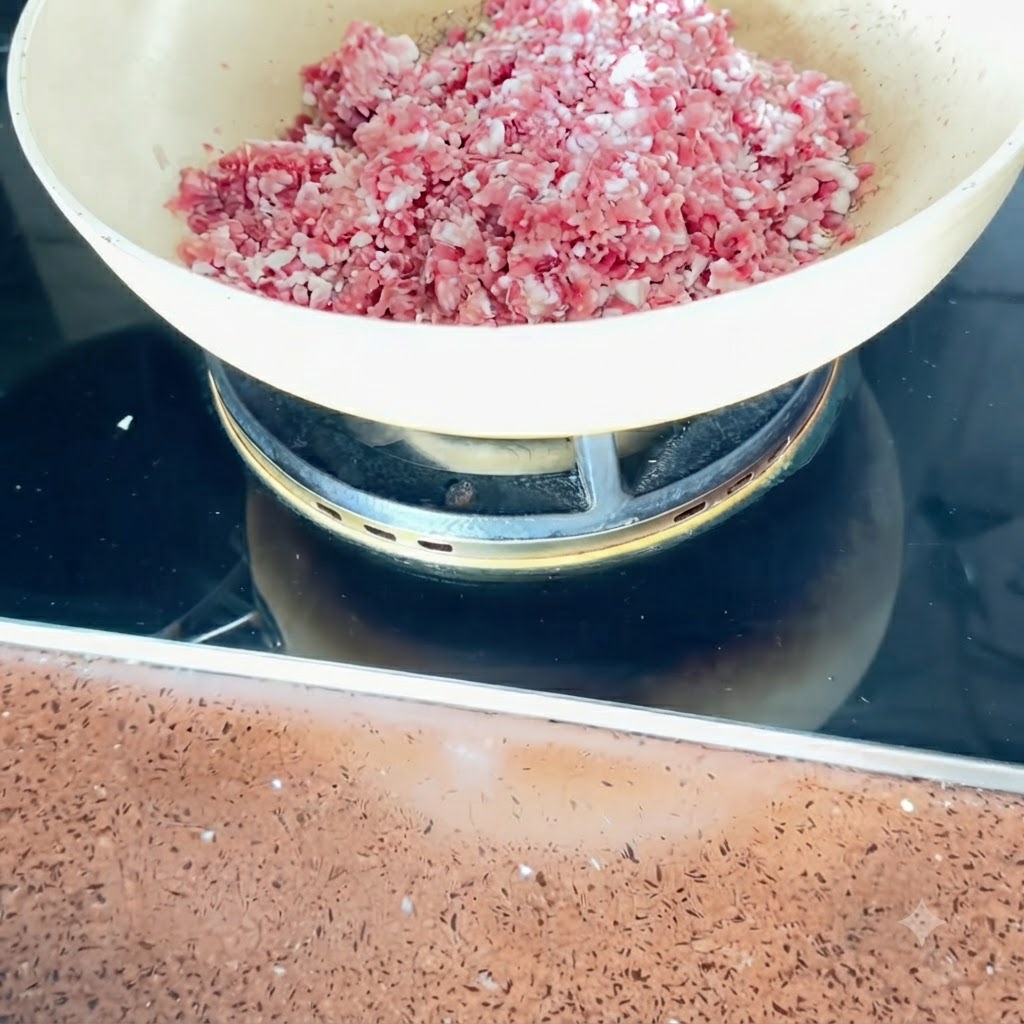 Dés de poitrine de porc en train de cuire dans une poêle à feu moyen.