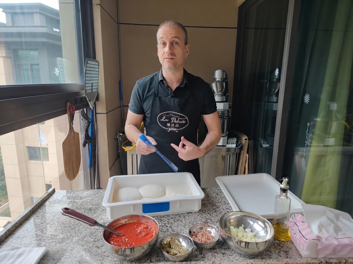 Un homme utilisant un outil bleu pour soulever une boule de pâte dune boîte de fermentation.
