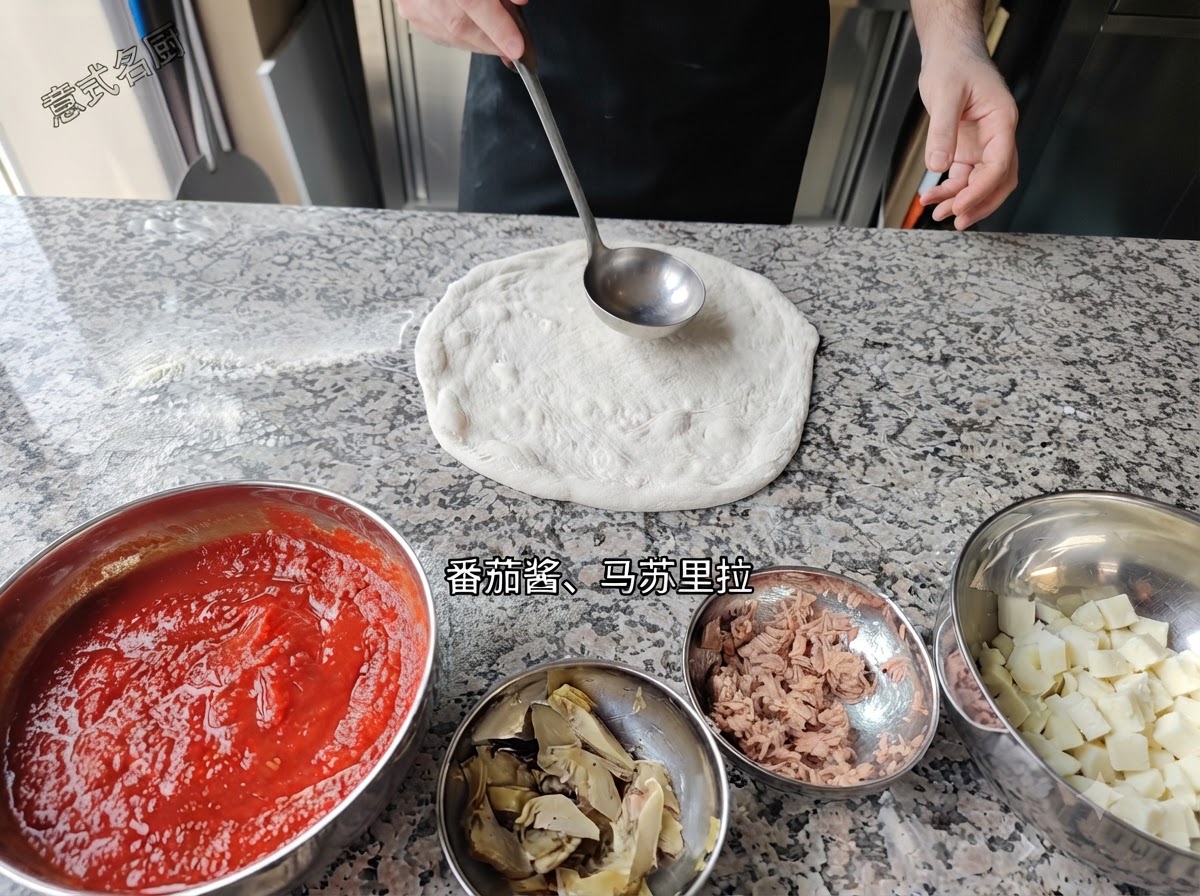Une louche en métal étalant de la sauce tomate rouge sur une base de pizza plate.