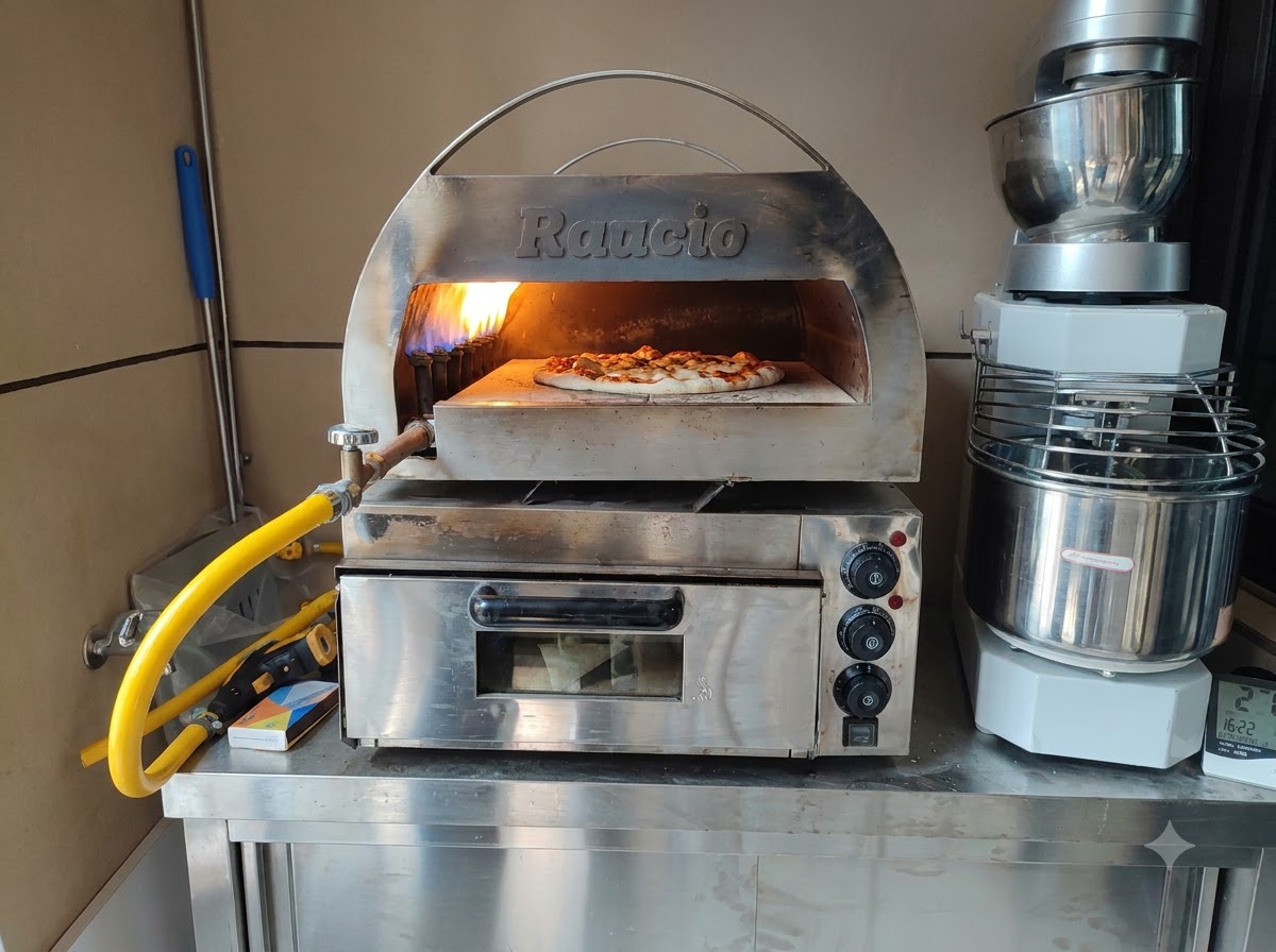 Une pizza crue cuisant à lintérieur dun four à pizza de comptoir en acier inoxydable avec une vive flamme roulante à larrière.