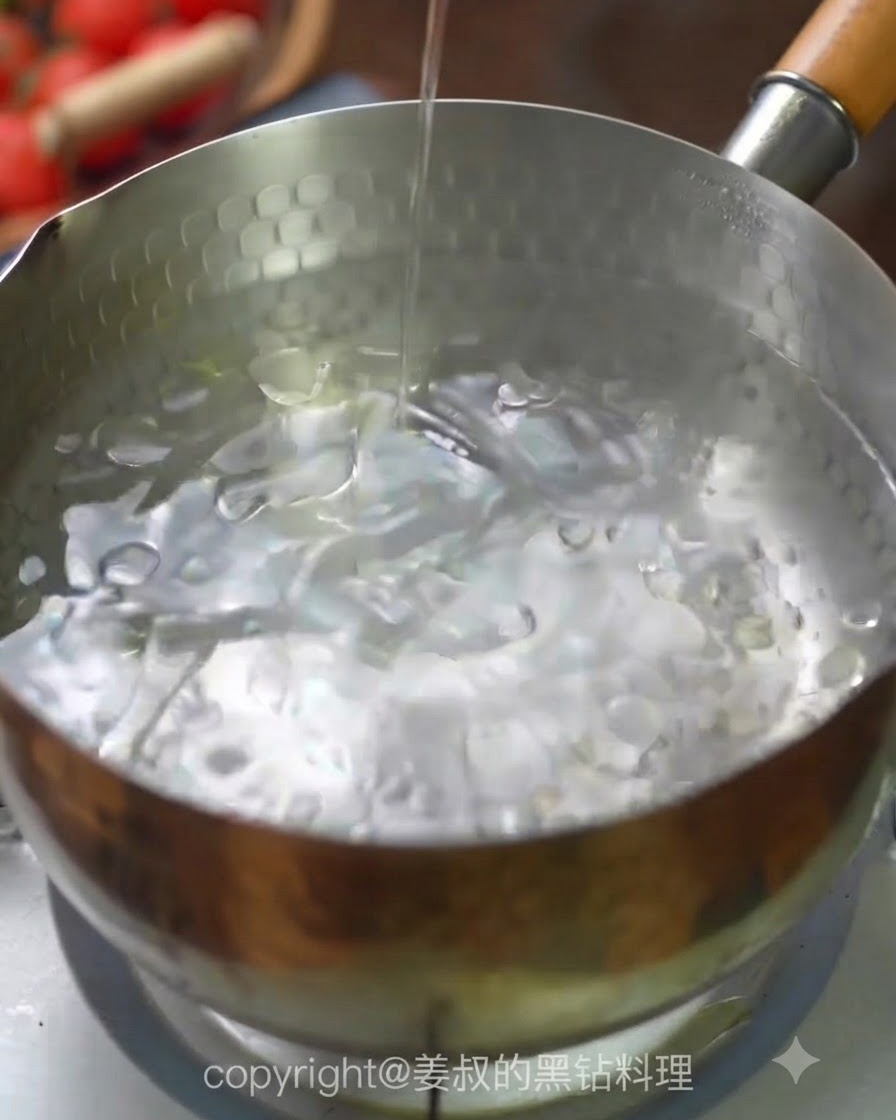 Des nouilles de spaghetti plongées dans une casserole deau bouillante.