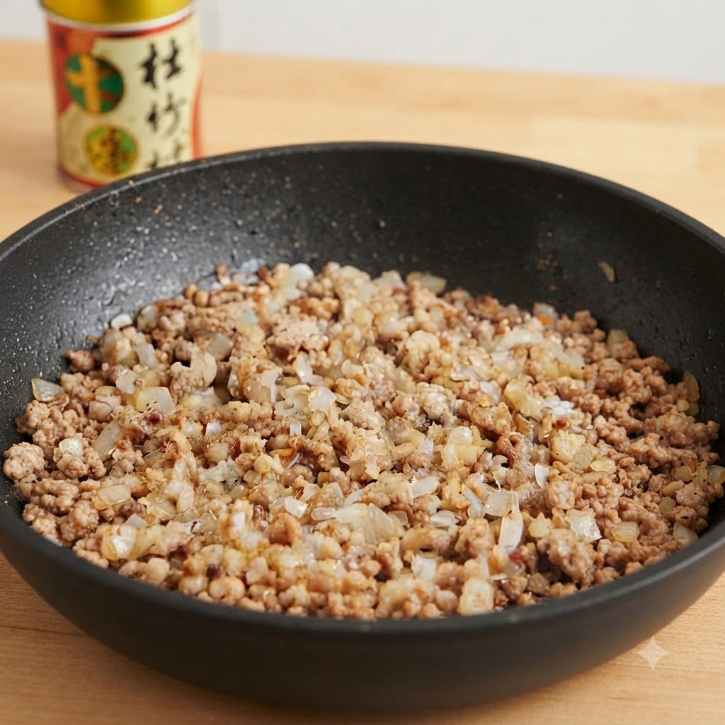 Poêle de porc haché et doignons assaisonnée avec divers condiments et épices.