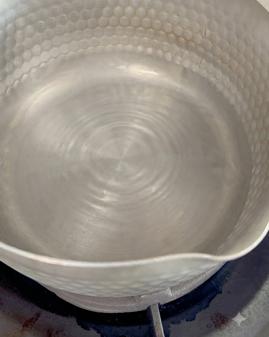 Flocons de bonite séchée frémissant dans une petite casserole deau pour créer un bouillon dashi parfumé.