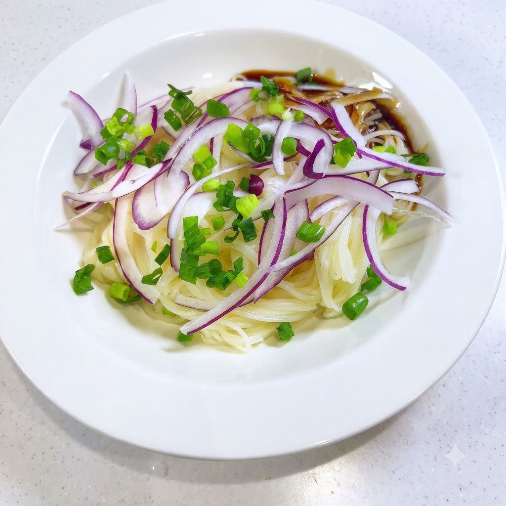 Sauce sombre savoureuse versée délicatement sur le côté des nouilles et des garnitures.
