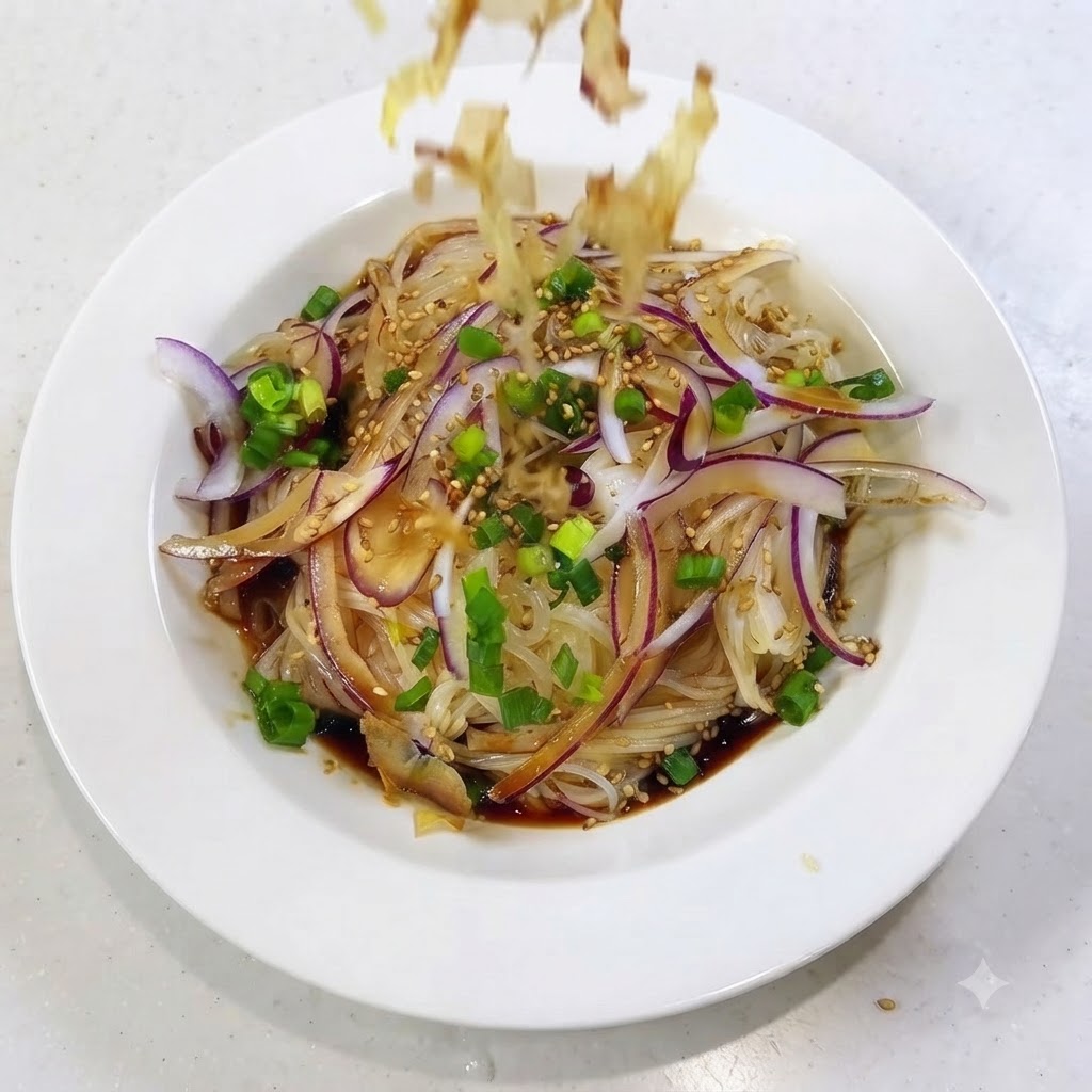 Flocons de bonite séchée katsuobushi disposés délicatement au sommet du plat de nouilles.