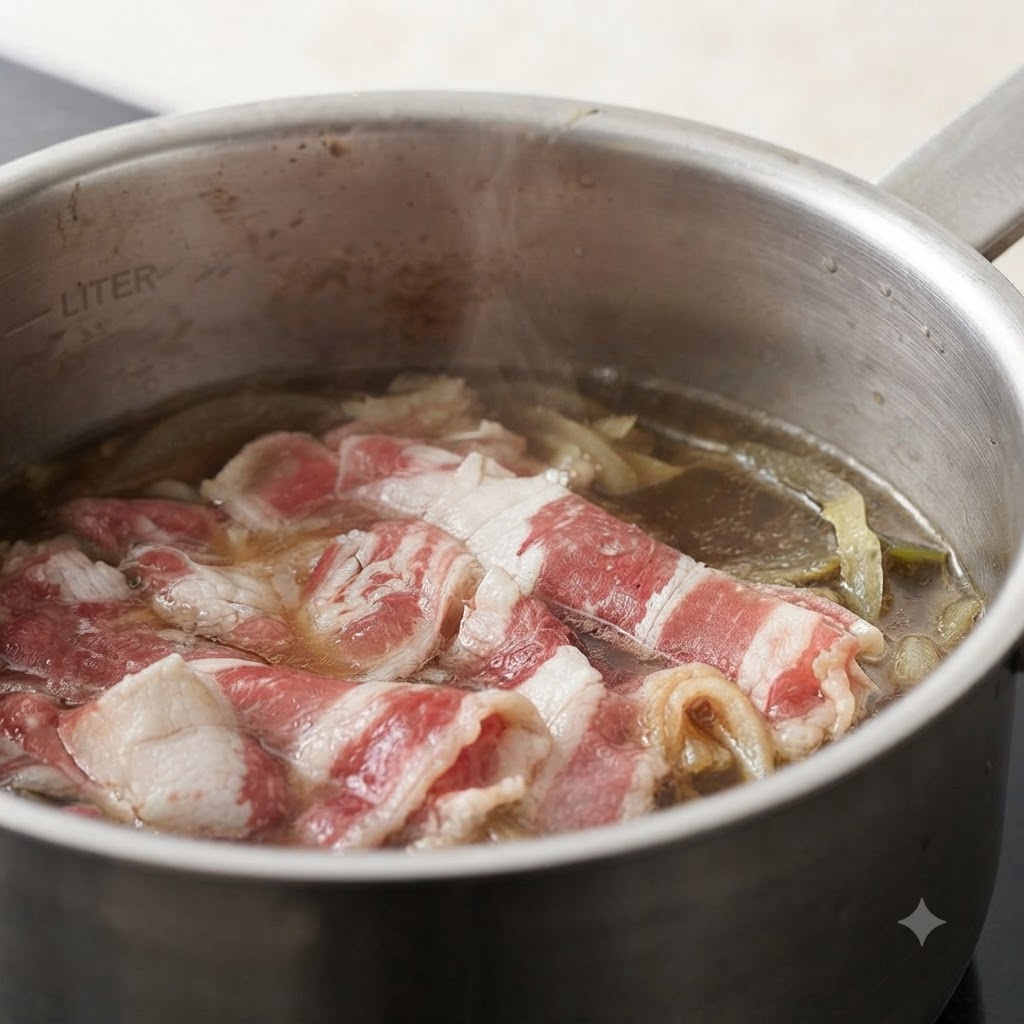 Du gingembre émincé ajouté dans une casserole contenant des tranches de bœuf et des oignons dans un bouillon frémissant.