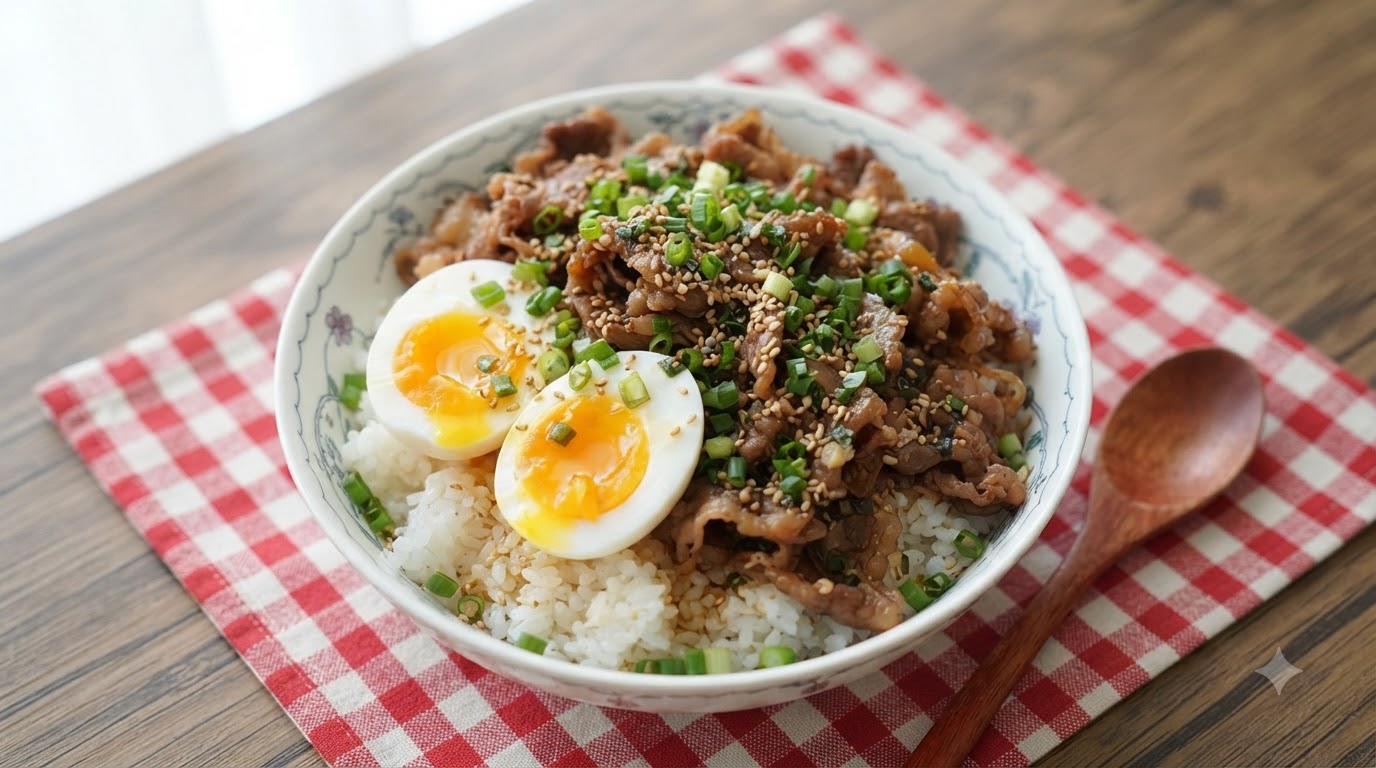 Bol de Riz au Bœuf et Oignons Nouveaux aux Œufs Mollets