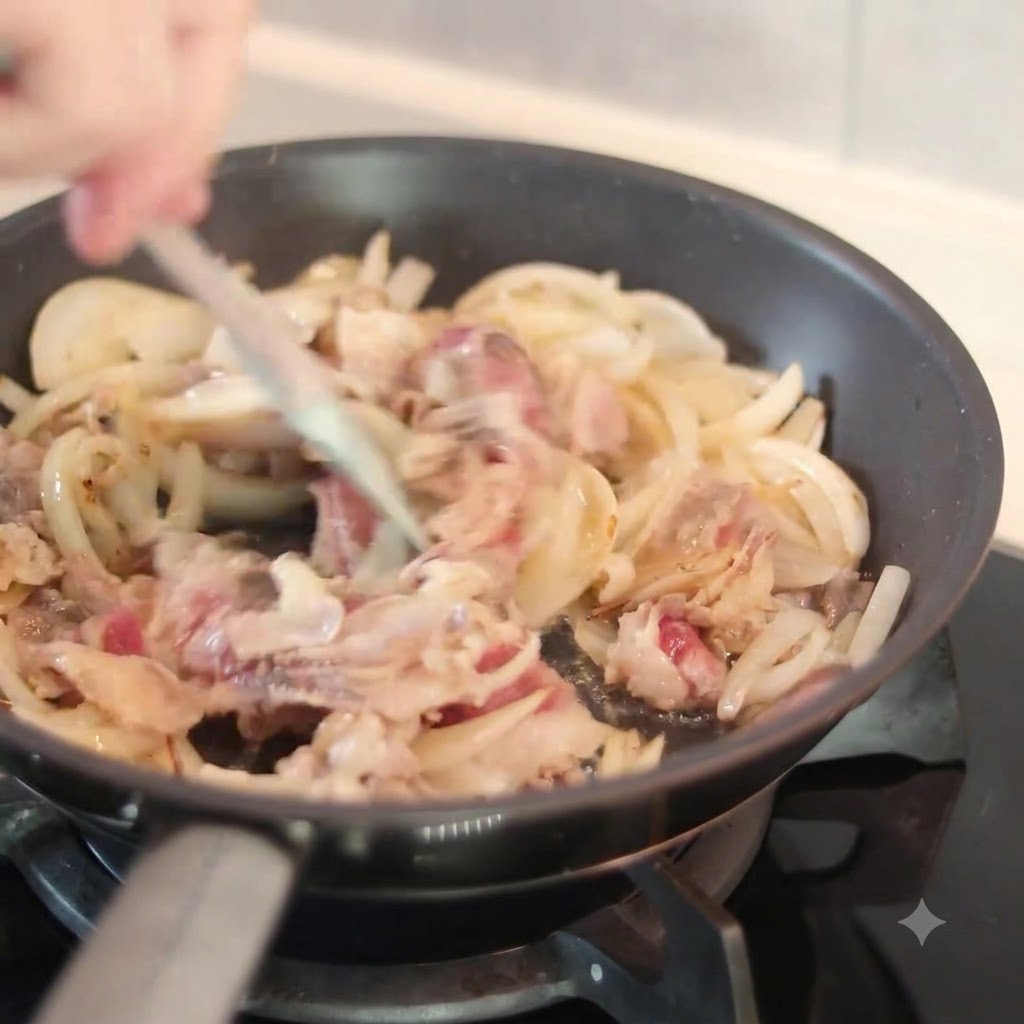 Une sauce brune versée den haut dans une poêle chaude contenant des oignons émincés et des morceaux de bœuf, tout en remuant avec une spatule.