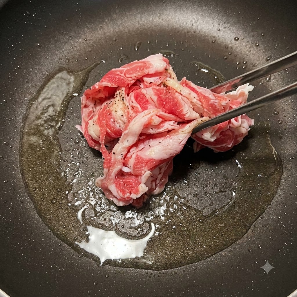 Tranches de bœuf sautées dans une poêle jusquà ce quelles soient dorées.