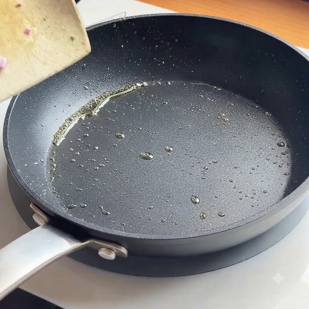 Des oignons rouges émincés crépitant dans une poêle chaude avec de lhuile.
